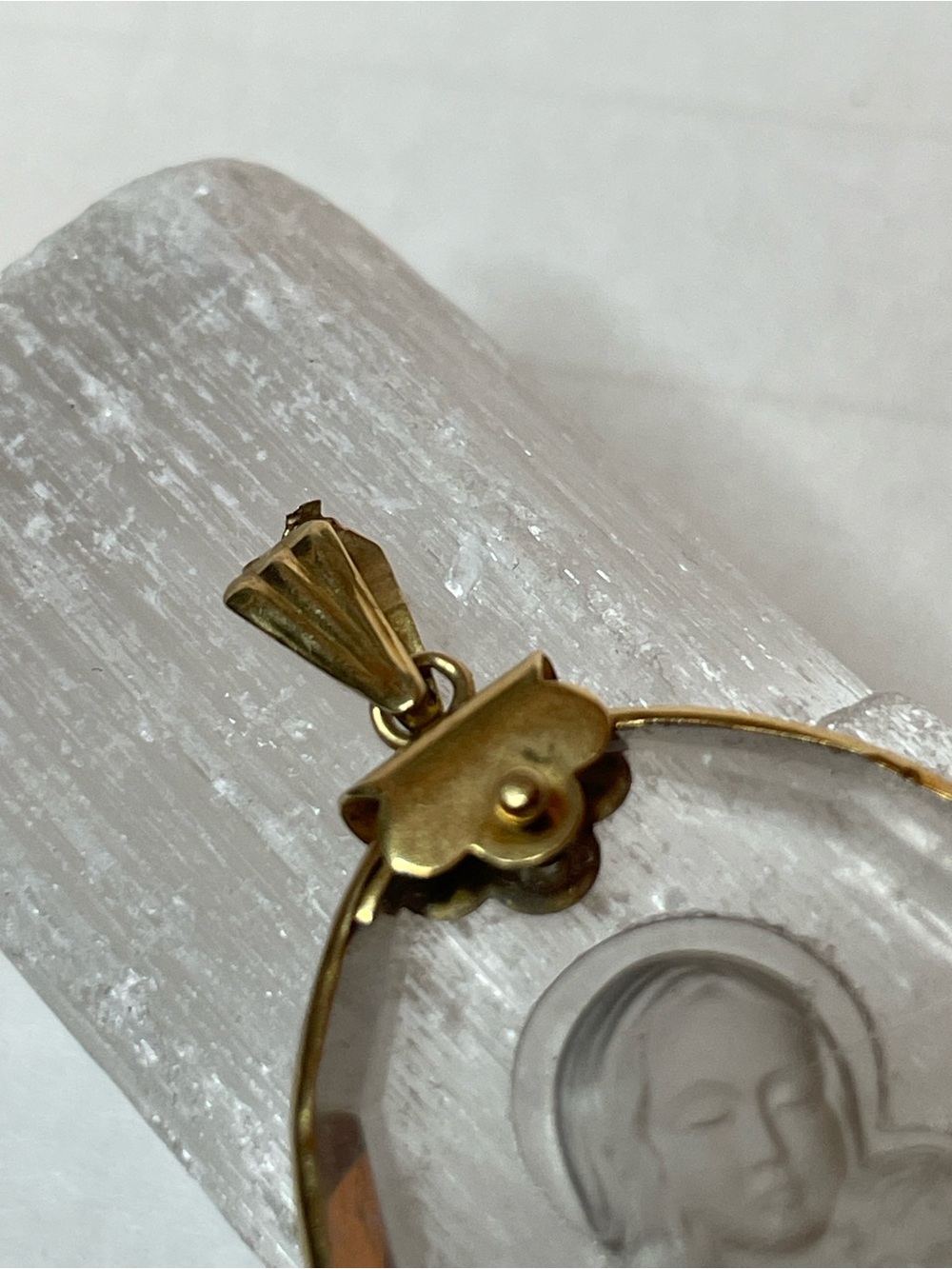Vintage Italian Reverse Carved Madonna & Child Quartz Pendent 750 Gold Frame - Picture 4 of 9